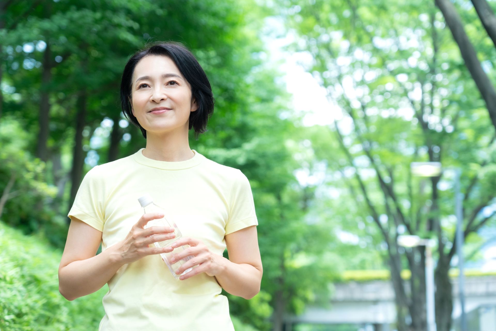 緑の中で運動する女性